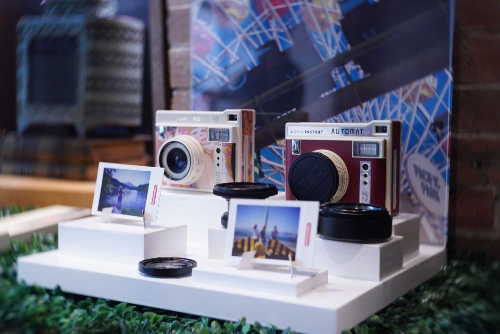 Jajaran kamera film dan kamera instan yang dipamerkan dalam acara komunitas Lomography Indonesia bersama DSI.