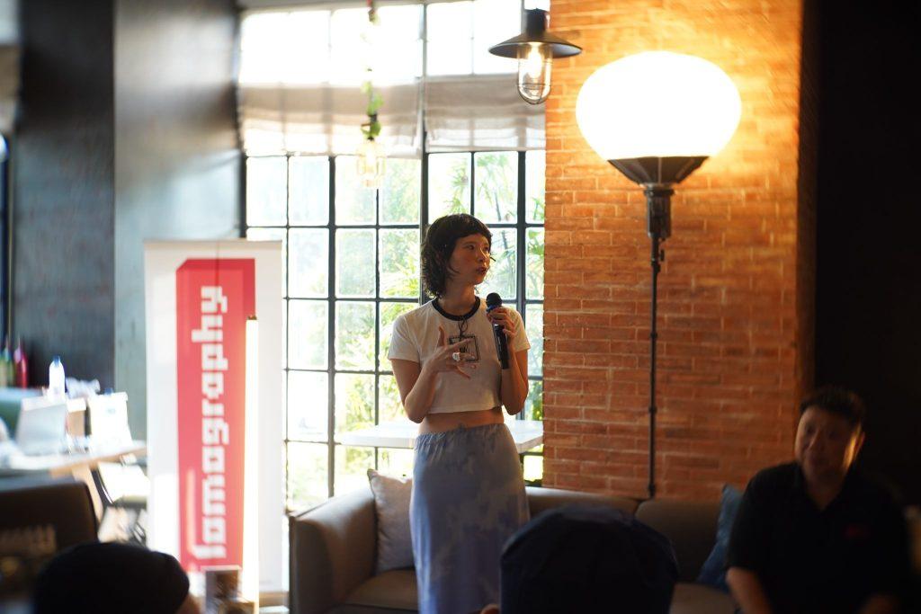 Keseruan para pengunjung saat mencoba langsung kamera di area hands-on acara Lomography Indonesia